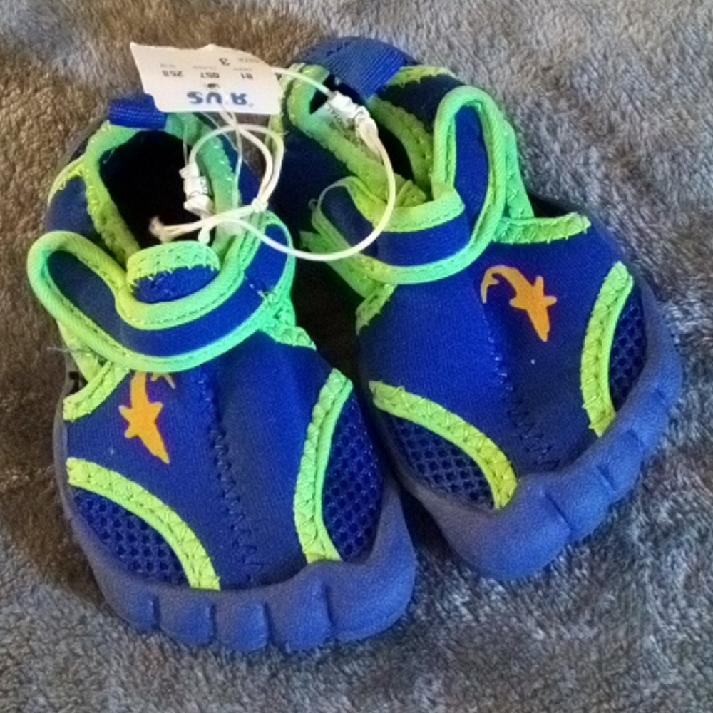NEW BABIES R US SIZE 3 ADORABLE BABY WATER SHOES